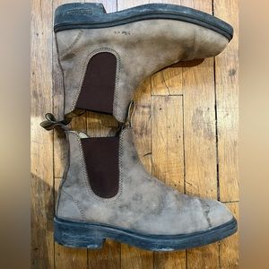 Brown Blundstones size 8